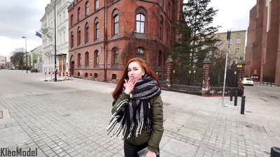 پبلک پک اپ: خوبصورت لڑکی آئی فون کے لیے چدائی جاتی ہے اور اس کی بلی میں سہہ جاتی ہے۔ کلیو ماڈل