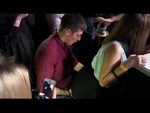 ❤️ ایک روسی نائٹ کلب میں حقیقی جنسی. مقعد اور اندام نہانی میں 18 سالہ روسی لڑکی نائٹ کلب میں چدائی سیکس  ﹏